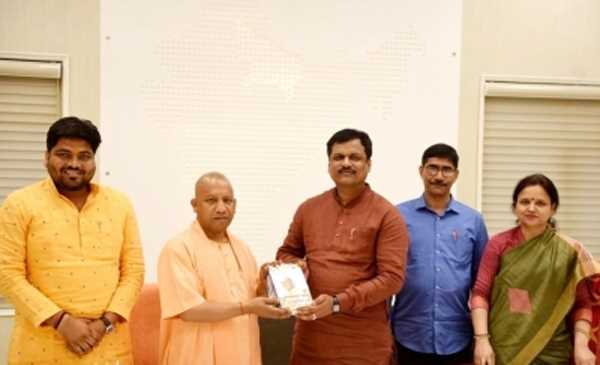 मुख्यमंत्री योगी ने किया एबीवीपी ध्येय यात्रा पुस्तक का अग्रिम पंजीयन